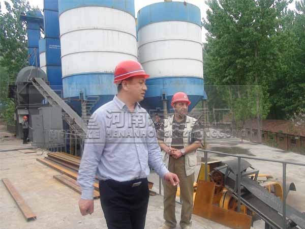 伊朗客戶現(xiàn)場(chǎng)考察陶?；剞D(zhuǎn)窯生產(chǎn)線